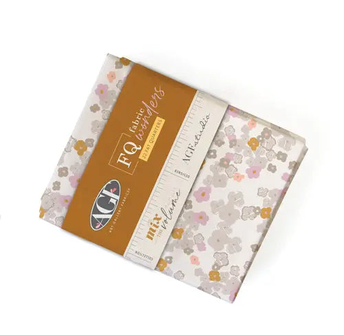 Bundle of 22 low volume fat quarters Mix the volume by Art Gallery Fabrics Studio 100% premium cotton. 
